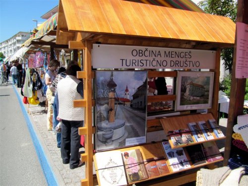 Kozolec pred stojnico Turističnega društva Mengeš